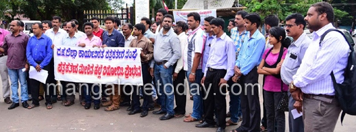 Journalists stage protest against assault on colleagues